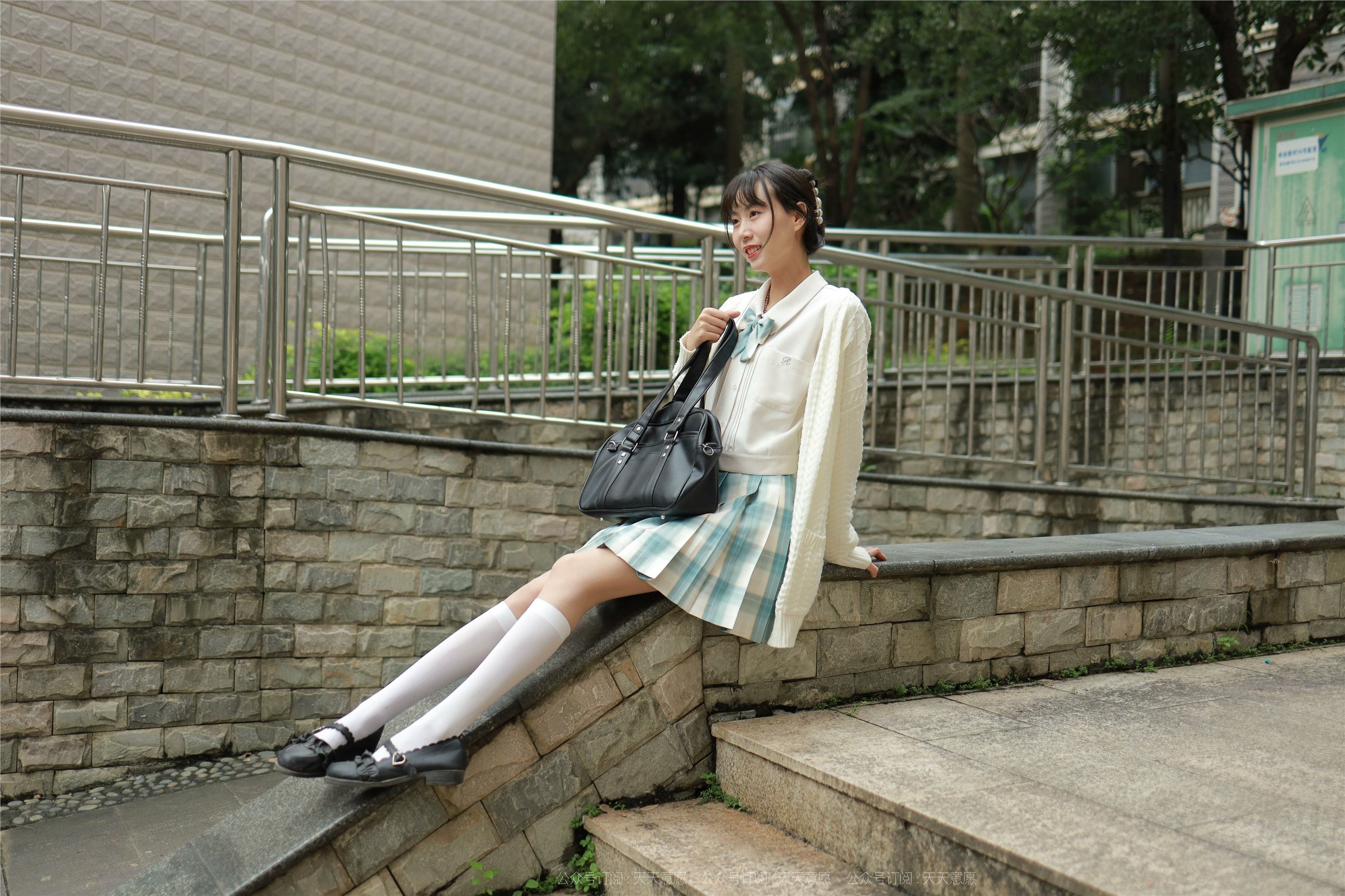 IESS异思趣向  2021.11.02 丝享家963：团团《长腿JK装》